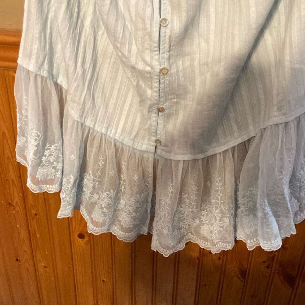 NWT Doe & Rae Blue Buttoned Ruffled Blouse - Picture 2 of 5